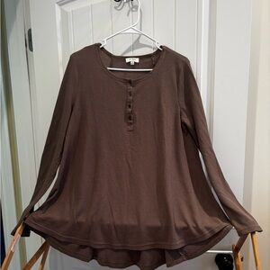 Umgee Henley/Tunic Top
Brown
Size M (roomy fit)
Original $ estimated